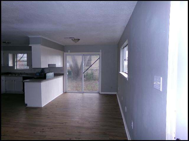 Photo - 305 Smart St