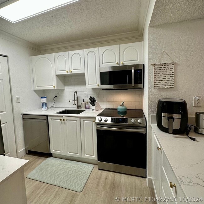 Building Photo - 10795 SW 108th Ave Unit 304