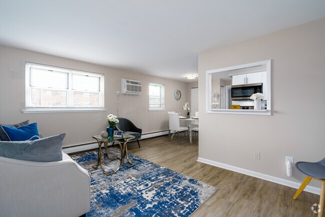 Renovated 1BR, 1BA 550SF