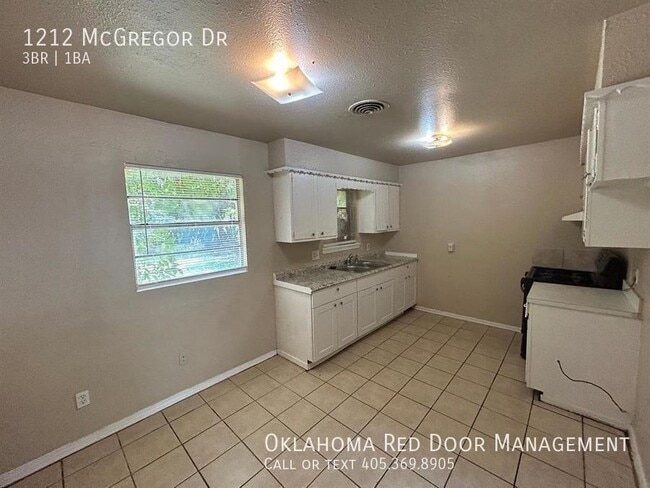 Photo - 1212 McGregor Dr