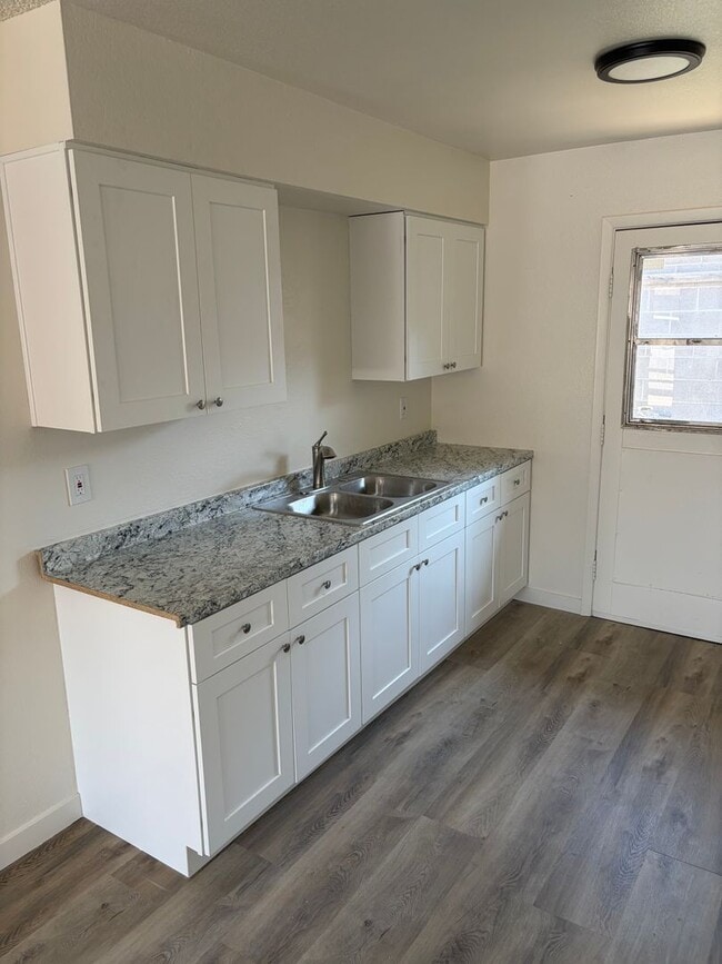 Building Photo - 514 S Bellview