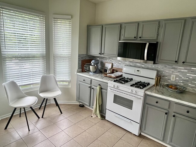 Photo - 20417 Riverbend Sq Unidad Spacious Bright Condo in Sterling