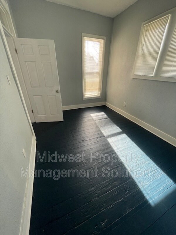 Photo - 826 W 2nd St