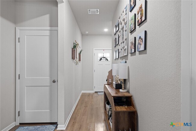 Photo - 1913 Zabcikville Dr