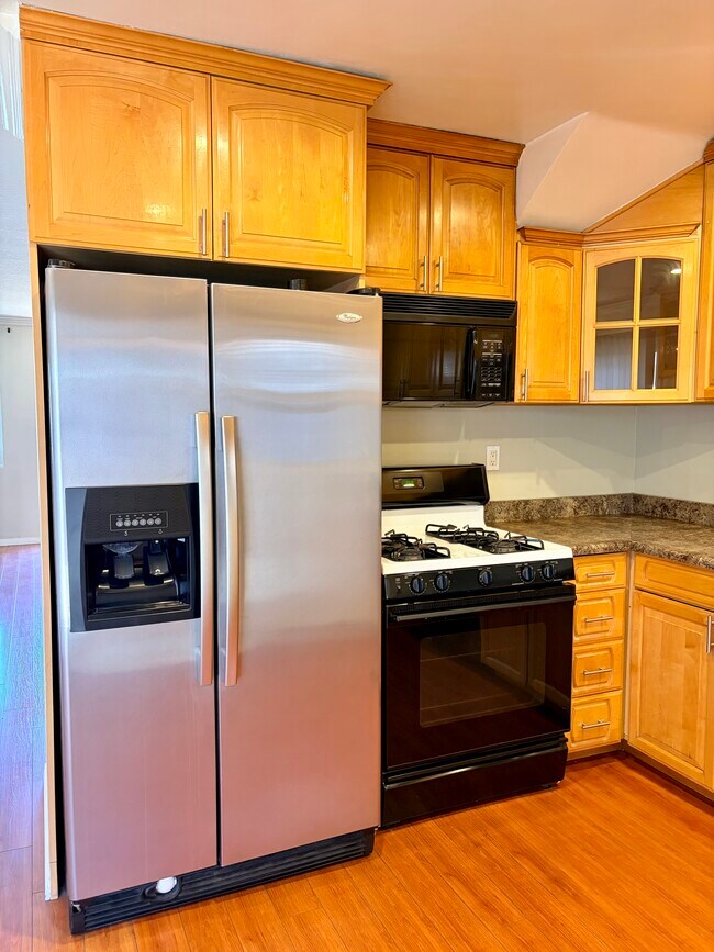 Photo - 17041 Roscoe Blvd