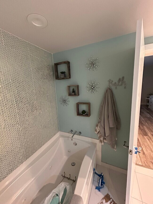 Building Photo - 3000 Oasis Grand Blvd Unit 902