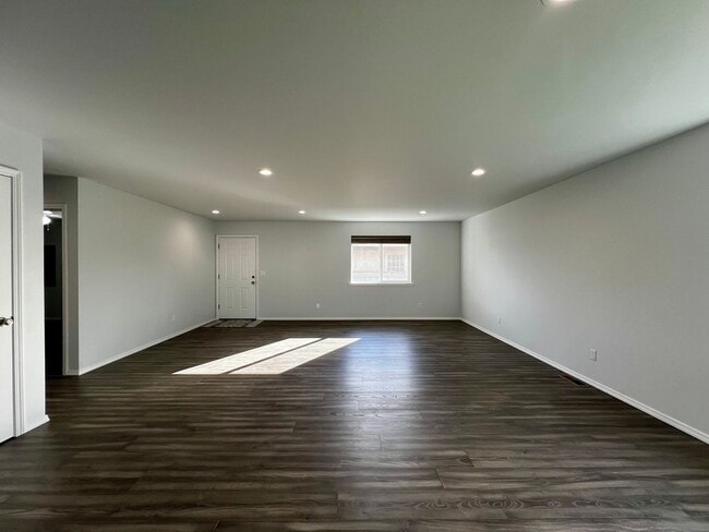 Photo - 2005 Ledwich Ave