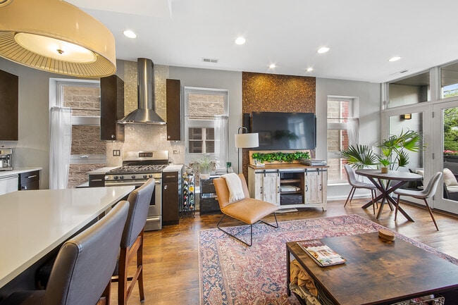 Photo - 2339 N Leavitt St Unit #2