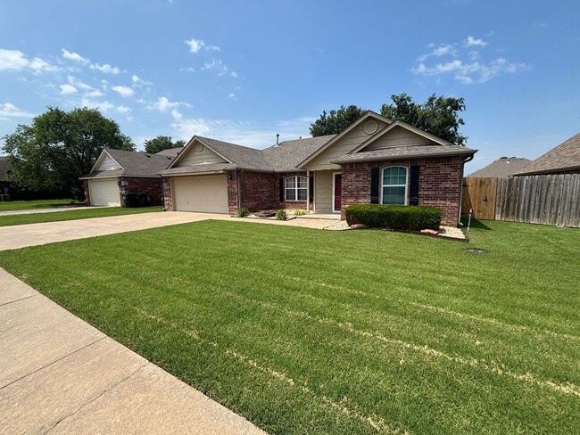 Photo - Awesome 3 bed/2bath/2 car Split floor plan in Southfork III!