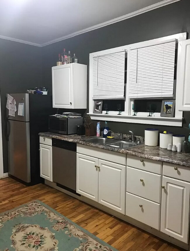 Building Photo - Adorable 3b/1b on Whitehall Road