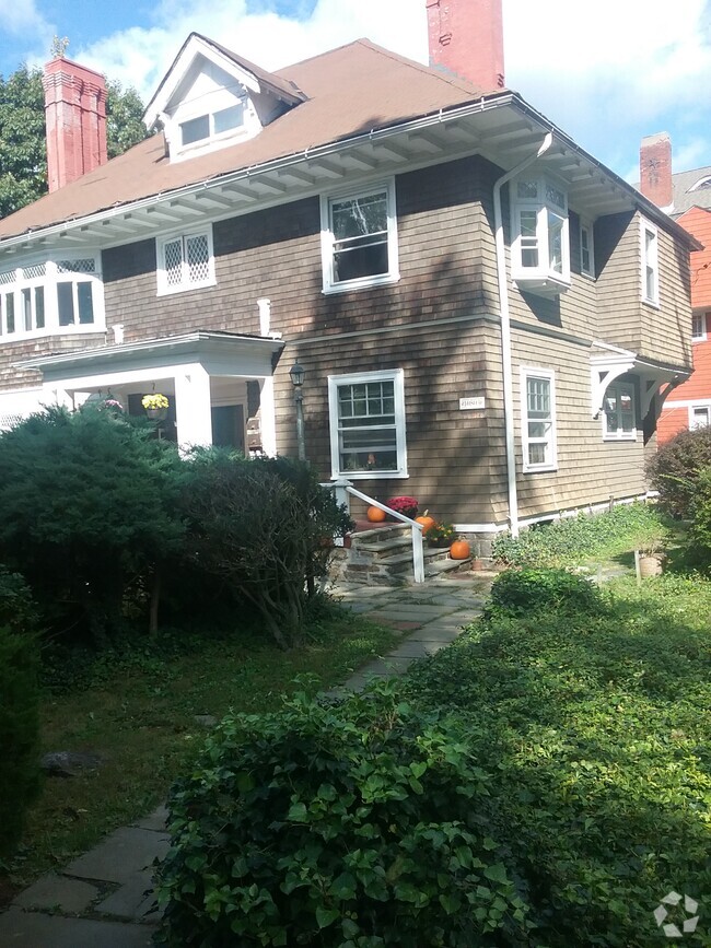 Building Photo - 183 Shonnard Ter Unit 1st floor apt.