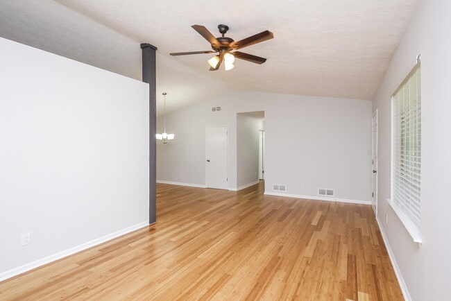 Photo - 1890 Lamplighter Way