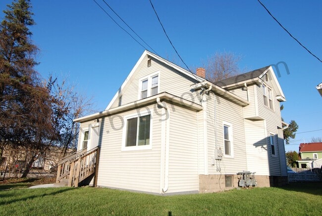 Building Photo - 6411 32nd Ave Unit Upper