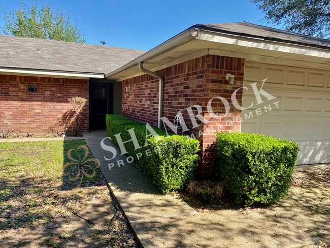 Building Photo - Cougar Ridge duplex!