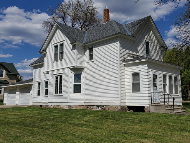 Photo - 108 3rd St W