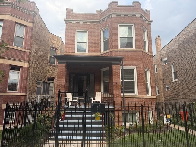 Building Photo - 2305 N Ridgeway Ave Unit 1