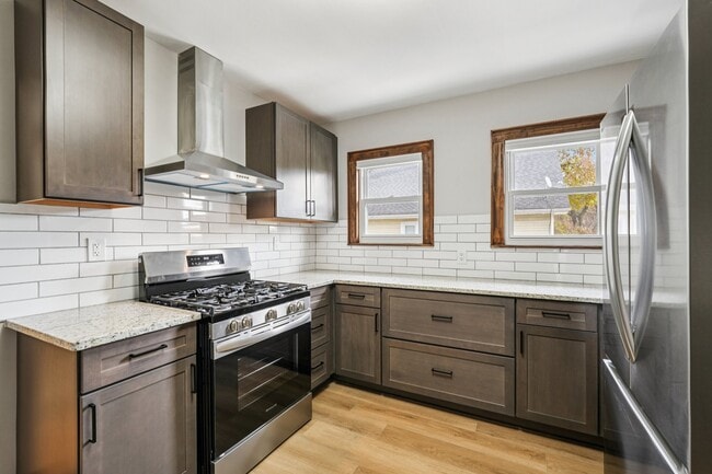 Kitchen - 1705 W Custer Ave