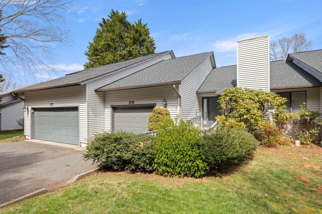 Building Photo - South Asheville Townhome