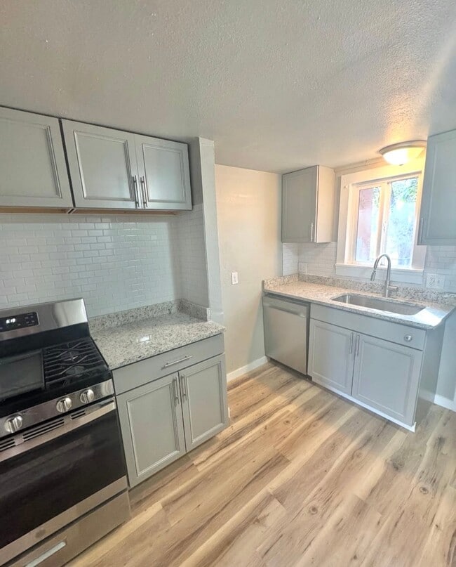 Photo - 904 W 13th St
