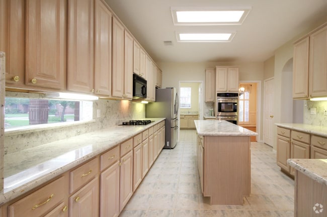 Building Photo - 18811 Cypress Chateau Dr Rental