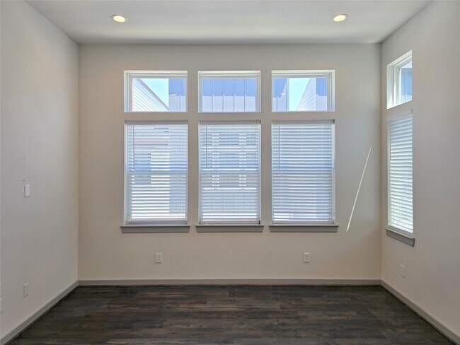 Photo - 611 Emile St