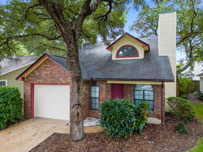 Building Photo - Charming Home in Parkwood Circle!