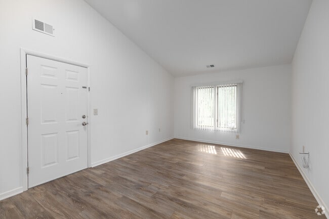 1BR, 1BA - 987SF - Living Area - Fairway Villas