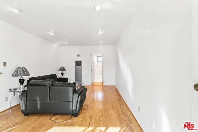 Photo - 15529 Moorpark St Unit Apt. 3