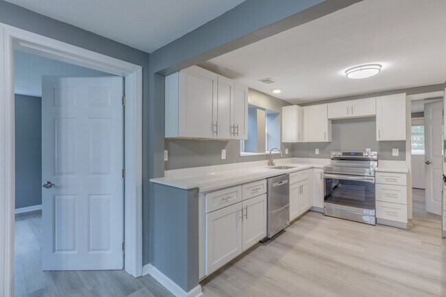 Photo - 146 W State Line Rd