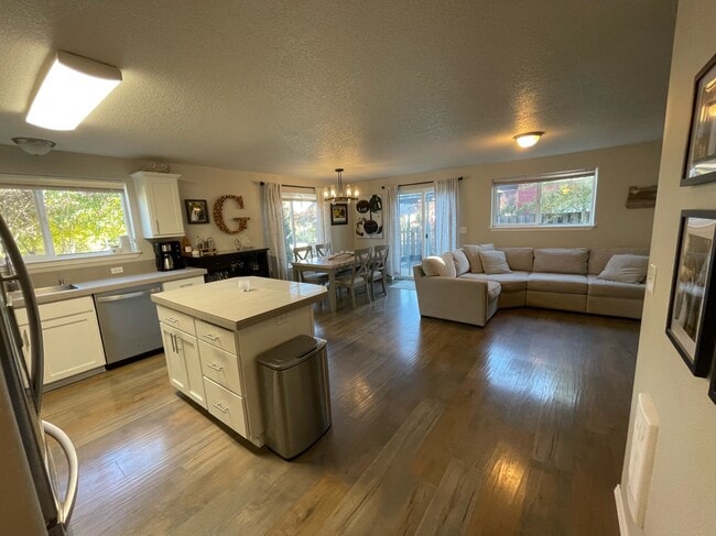 Photo - 527 Whitney Dr