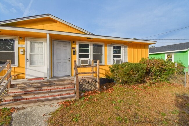 Building Photo - 2 Bedroom 1 Bathroom Updated Apartment! No Pets