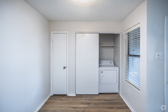 2 BR, 2 BA - 987SF