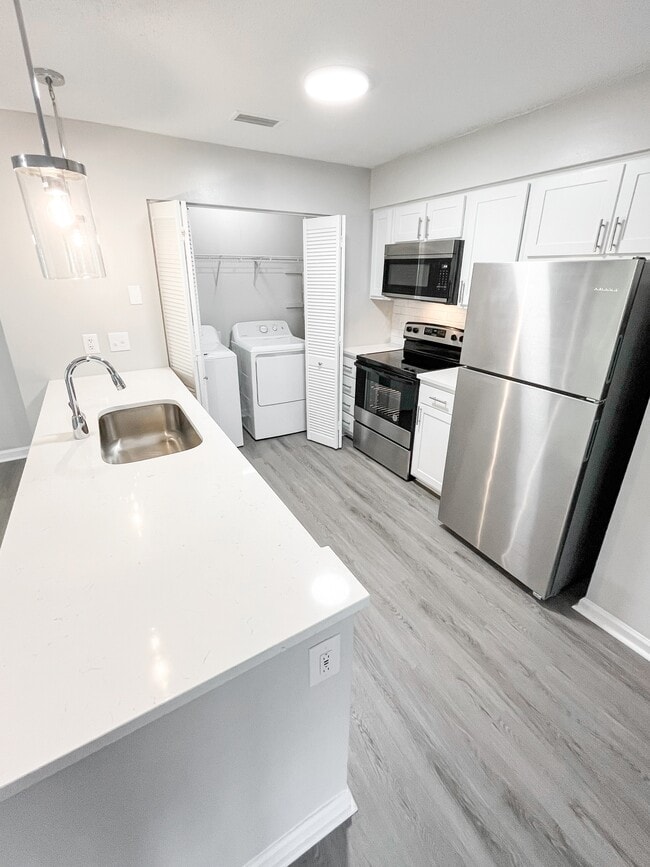 Building Photo - River View Rental