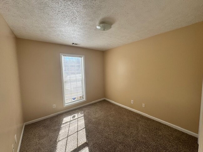 Photo - 135 Ridgefield Dr