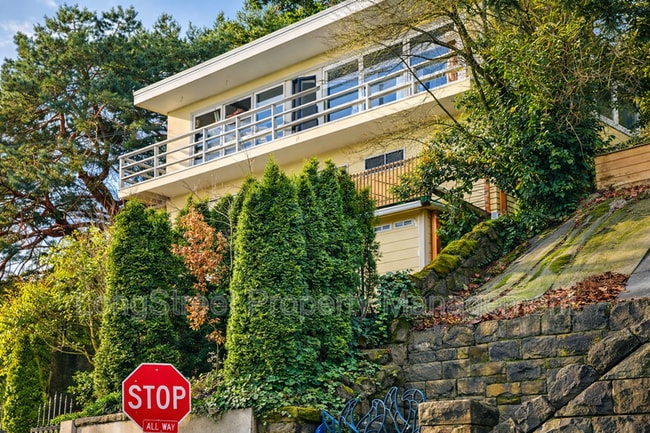 Photo - 801 SW Broadway Dr