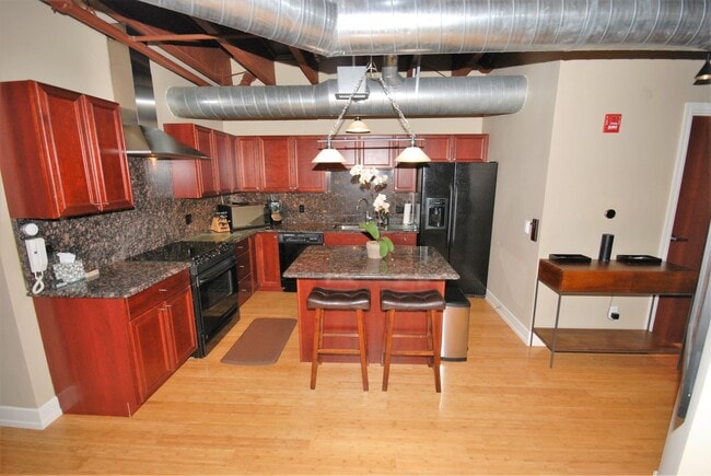 Photo - 1103 N Main St