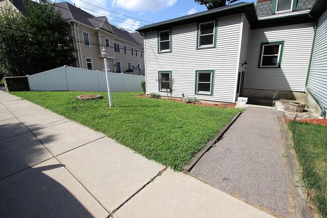 Building Photo - 154 Bigelow St Unit 2