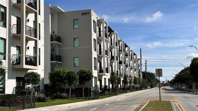 Building Photo - 8001 NW 41st St Unit 308