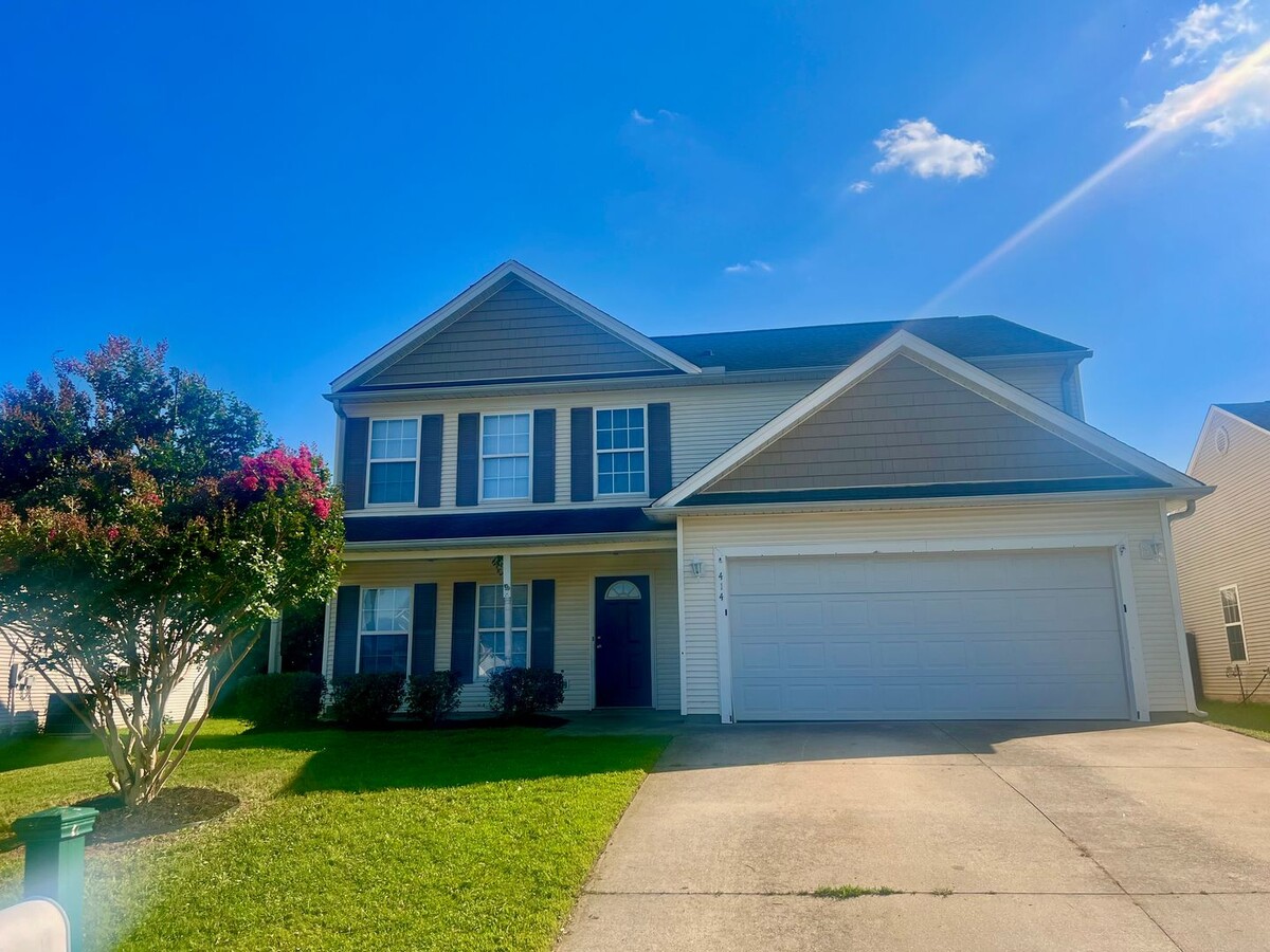 Wonderful 4-Bedroom Home with Neighborhood... - Wonderful 4-Bedroom Home with Neighborhood...