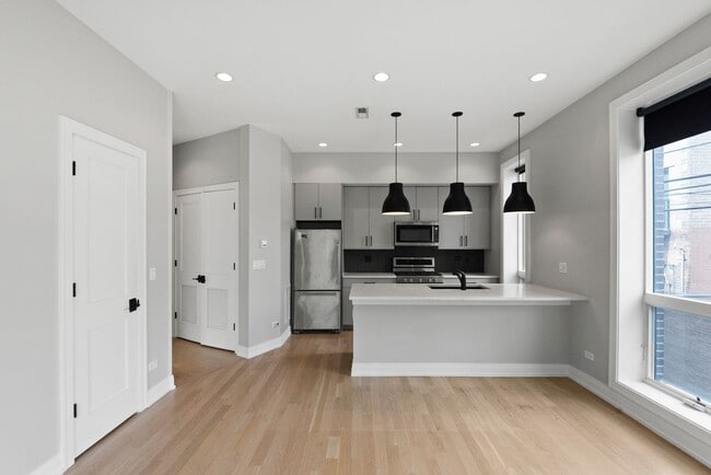 Photo - 1050 W Cornelia Ave