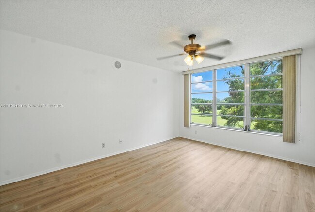 Photo - 3850 Oaks Clubhouse Dr Unidad 307