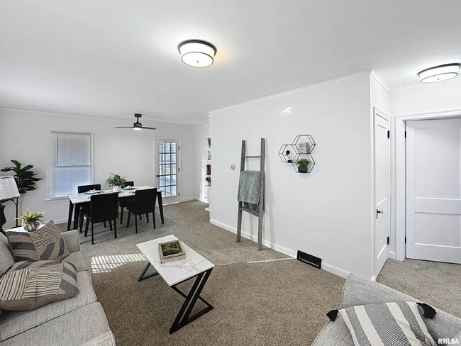 Photo - 3 bedroom Rental in Rock Island