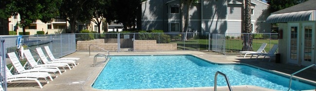 Escritorio con cubierta de perfil - Harris Place Apartments