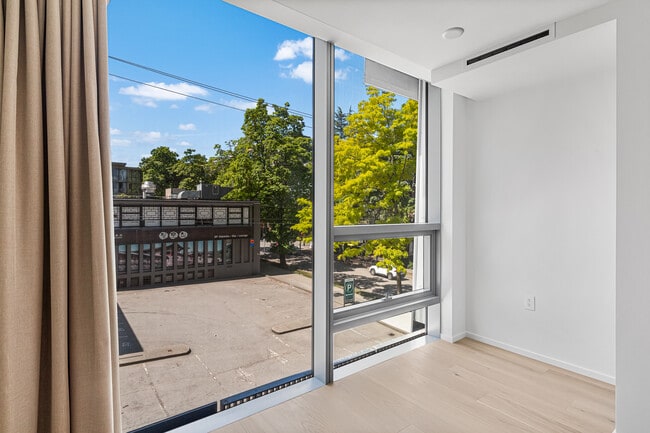 Photo - 401-1568 Alberni St