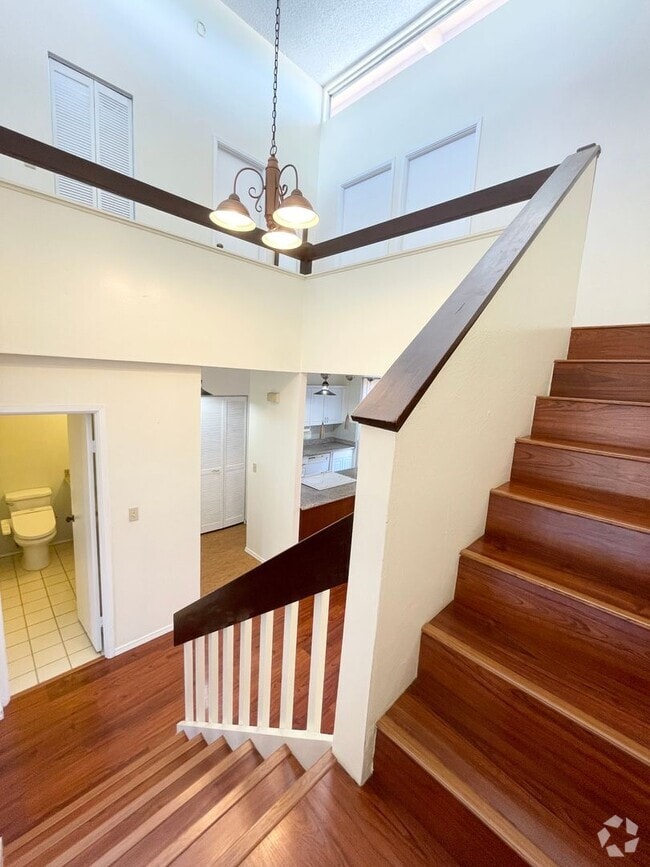 Building Photo - Well Maintained 3 Bed, 2.5 Bath Townhome i...