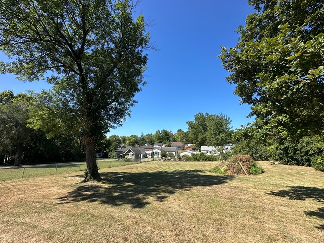 Photo - 200 Lylburn Rd