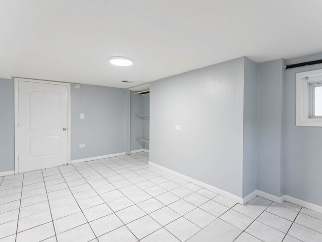 Photo - 3815 W Roscoe St