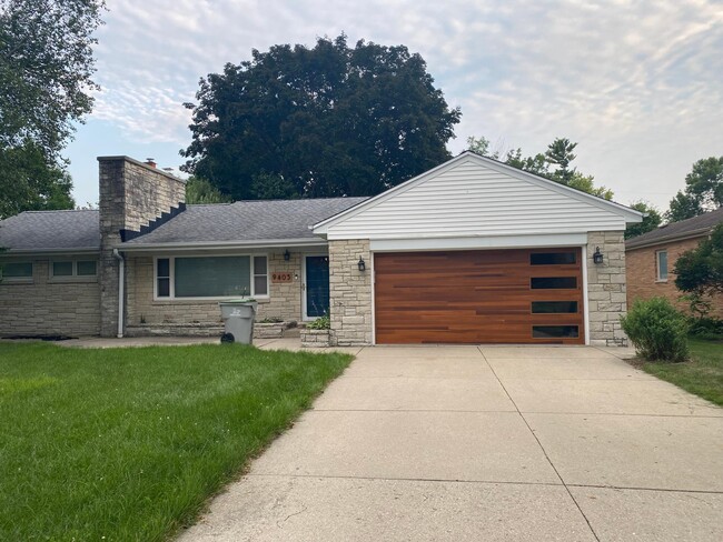 Front entry with 2 car garage - 9405 W Hadley St House