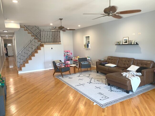 Photo - 1327 W Walton St Unit 2