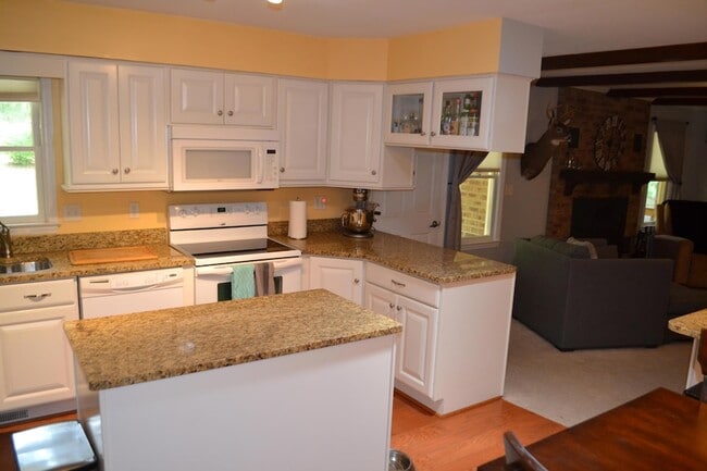 Photo - 861 Hawthorne Dr